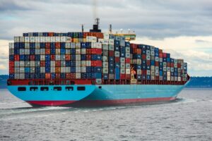 Porte-conteneurs naviguant en mer - analyse d'huile à bord des navires