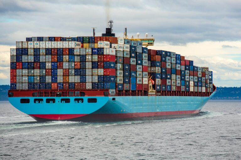 Porte-conteneurs naviguant en mer - analyse d'huile à bord des navires
