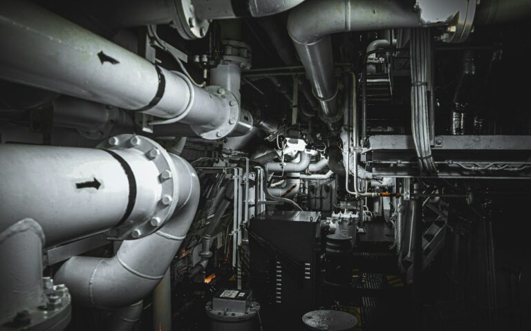 Machinerie et tuyauterie de salle des machines à bord d'un navire